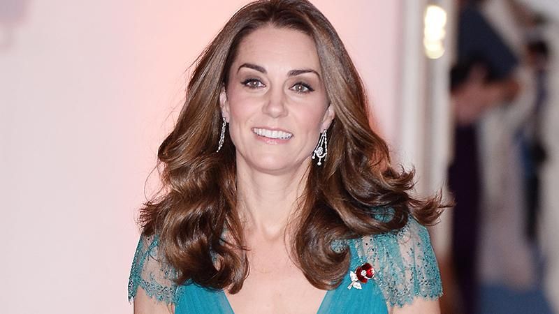 Кейт Миддлтон вышла на публику в платье со смелым декольте: фото Кейт Миддлтон вышла на публику в платье со смелым декольте: фото