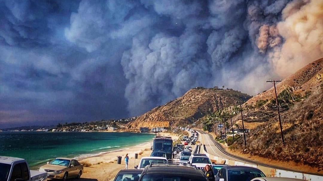 Пожежа в Каліфорнії: Леді Гагу, Беллу Хадід та інших зірок терміново евакуювали 