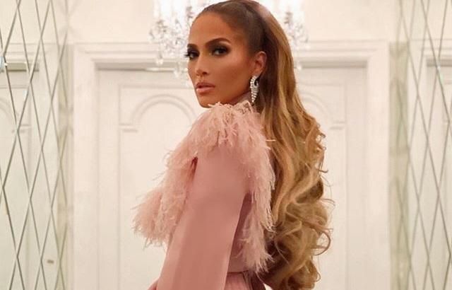 Фатальна жінка: Дженніфер Лопес продемонструвала стильний образ на зустрічі у Катарі Фатальна жінка: Дженніфер Лопес продемонструвала стильний образ на зустрічі у Катарі