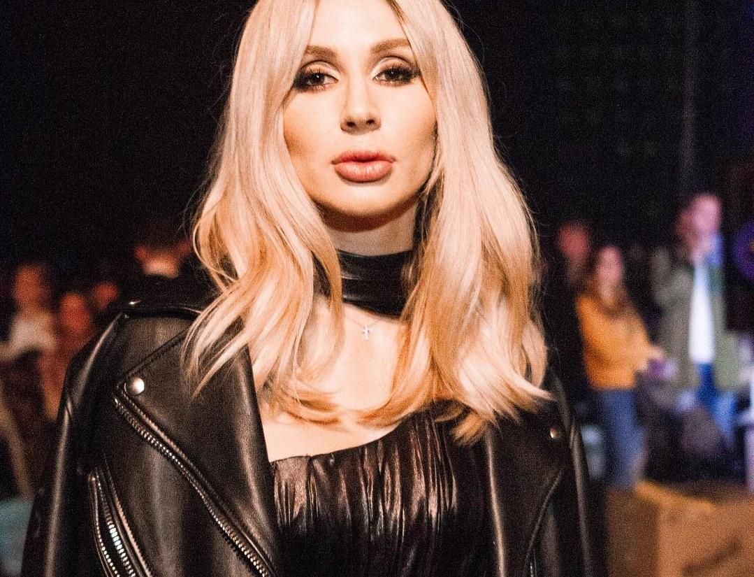 Ноги на стіл, – у мережі розкритикували оголене фото Світлани Лободи Ноги на стіл, – у мережі розкритикували оголене фото Світлани Лободи