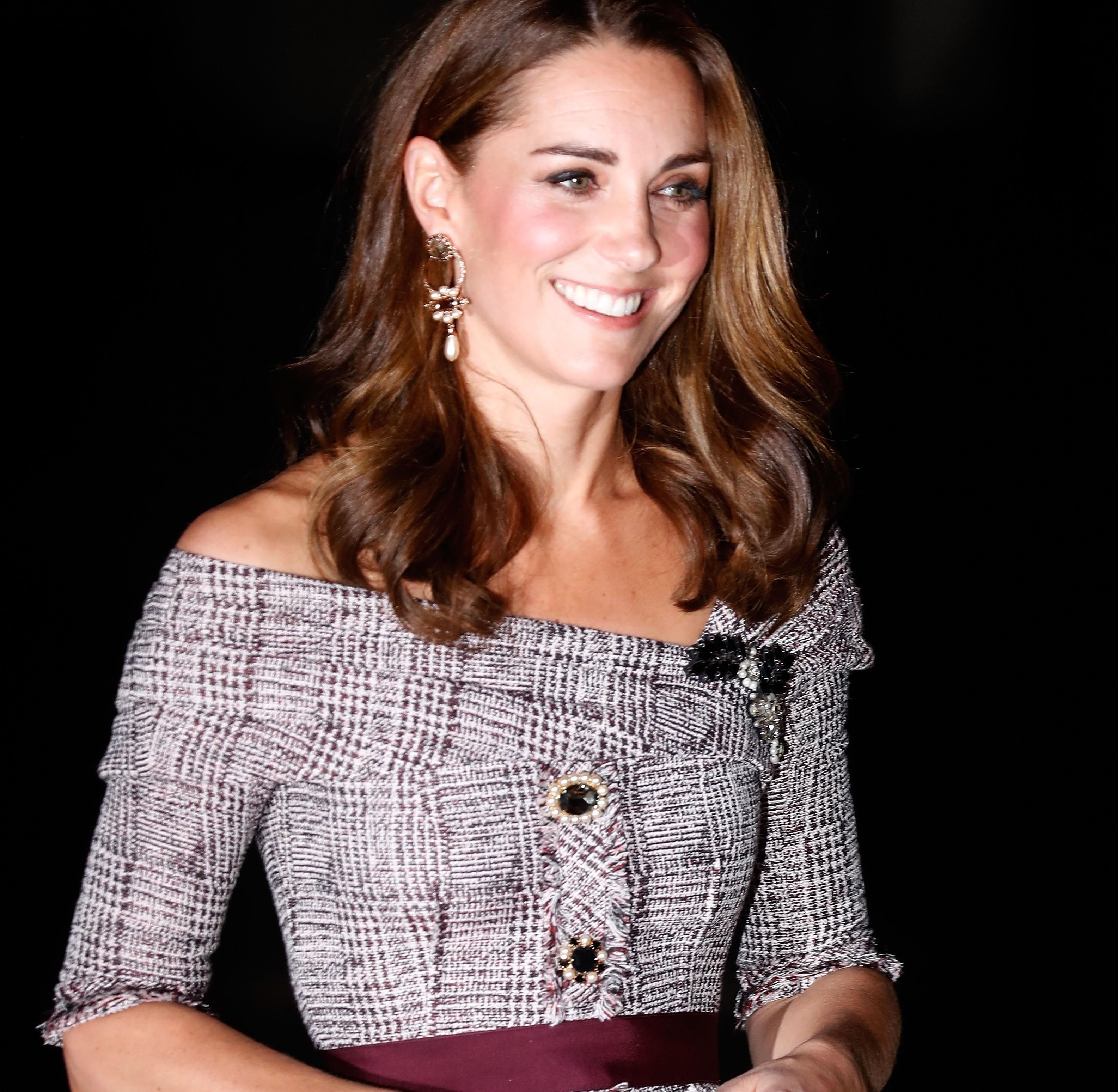 Герцогиня выбирает красный: Кейт Миддлтон показала стройную фигуру в платье двухлетней давности Герцогиня выбирает красный: Кейт Миддлтон показала стройную фигуру в платье двухлетней давности