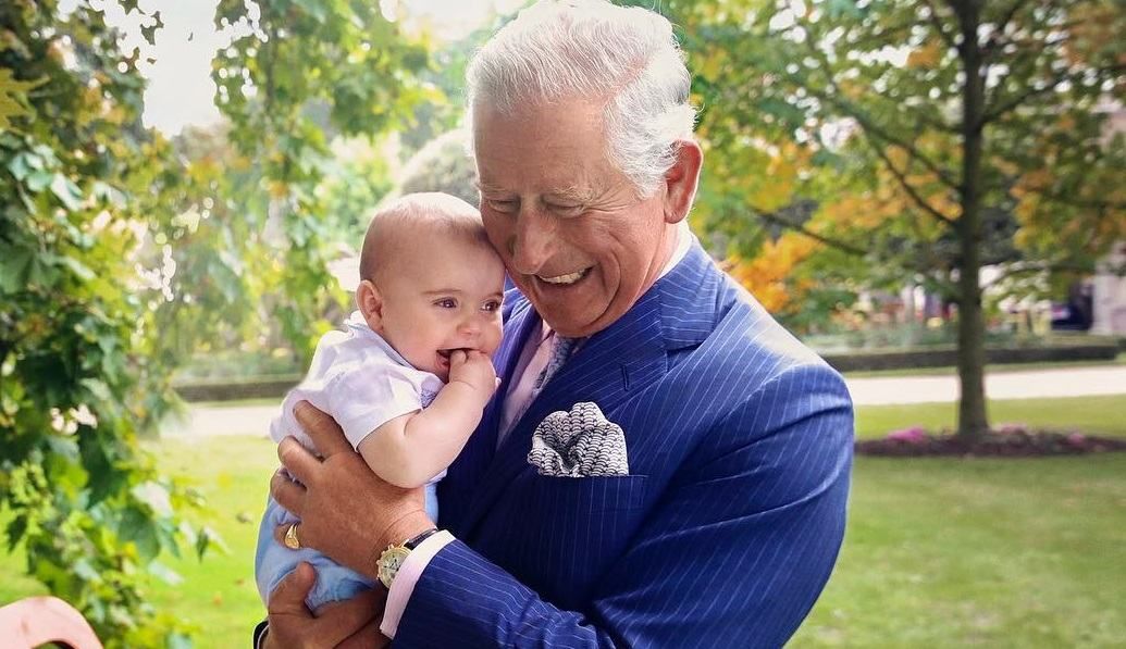 Дедушка Уэльский: принц Чарльз с маленьким Луи на руках украсил обложку журнала