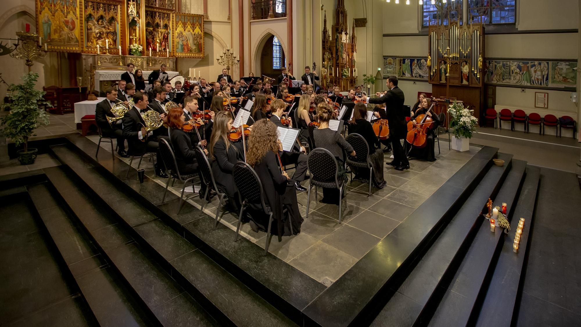 Украинский оркестр чувственно напомнил Нидерландам о Голодоморе