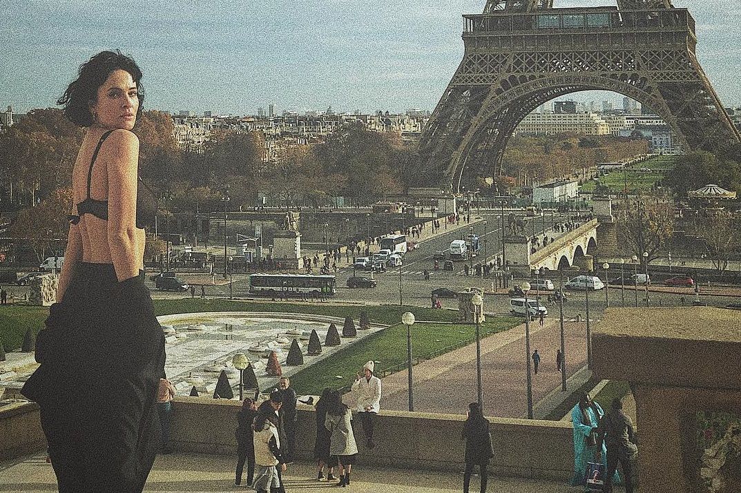 Французький шик: чуттєва Даша Астаф'єва знялася у пікантній фотосесії без спідньої білизни