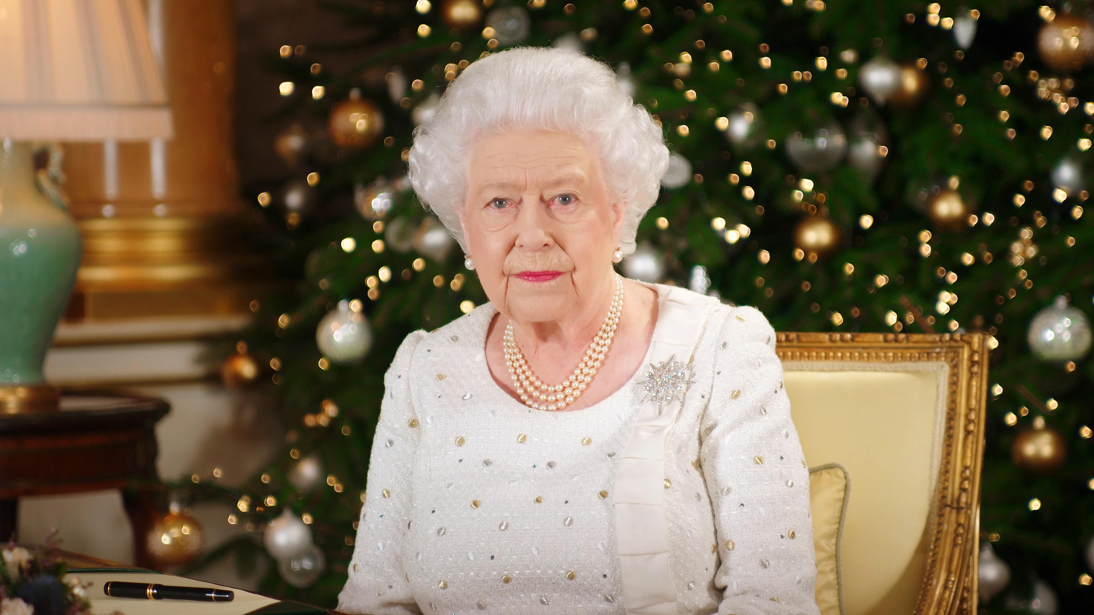 Подготовка к Рождеству: как украсили Букингемский дворец в Великобритании – видео