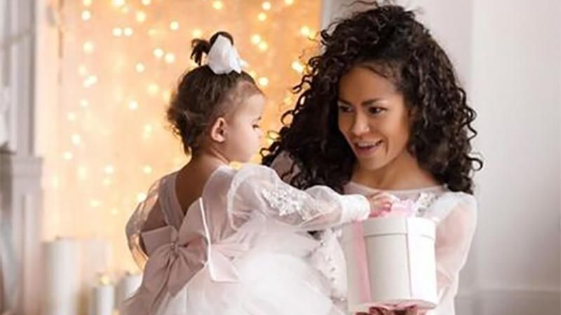 Гайтана устроила новогоднюю фотосессию с дочкой: сказочные фото Гайтана устроила новогоднюю фотосессию с дочкой: сказочные фото