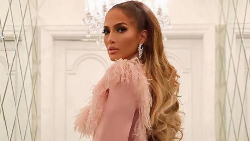 Дженнифер Лопес показала, как украсила новогоднюю елку