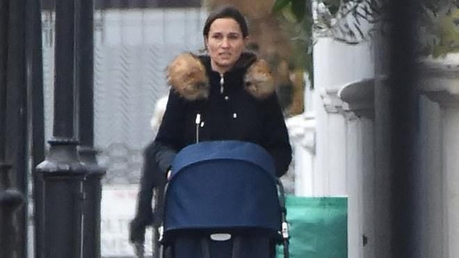 Пиппа Миддлтон гуляет с сыном в бюджетном наряде: неожиданные фото Пиппа Миддлтон гуляет с сыном в бюджетном наряде: неожиданные фото