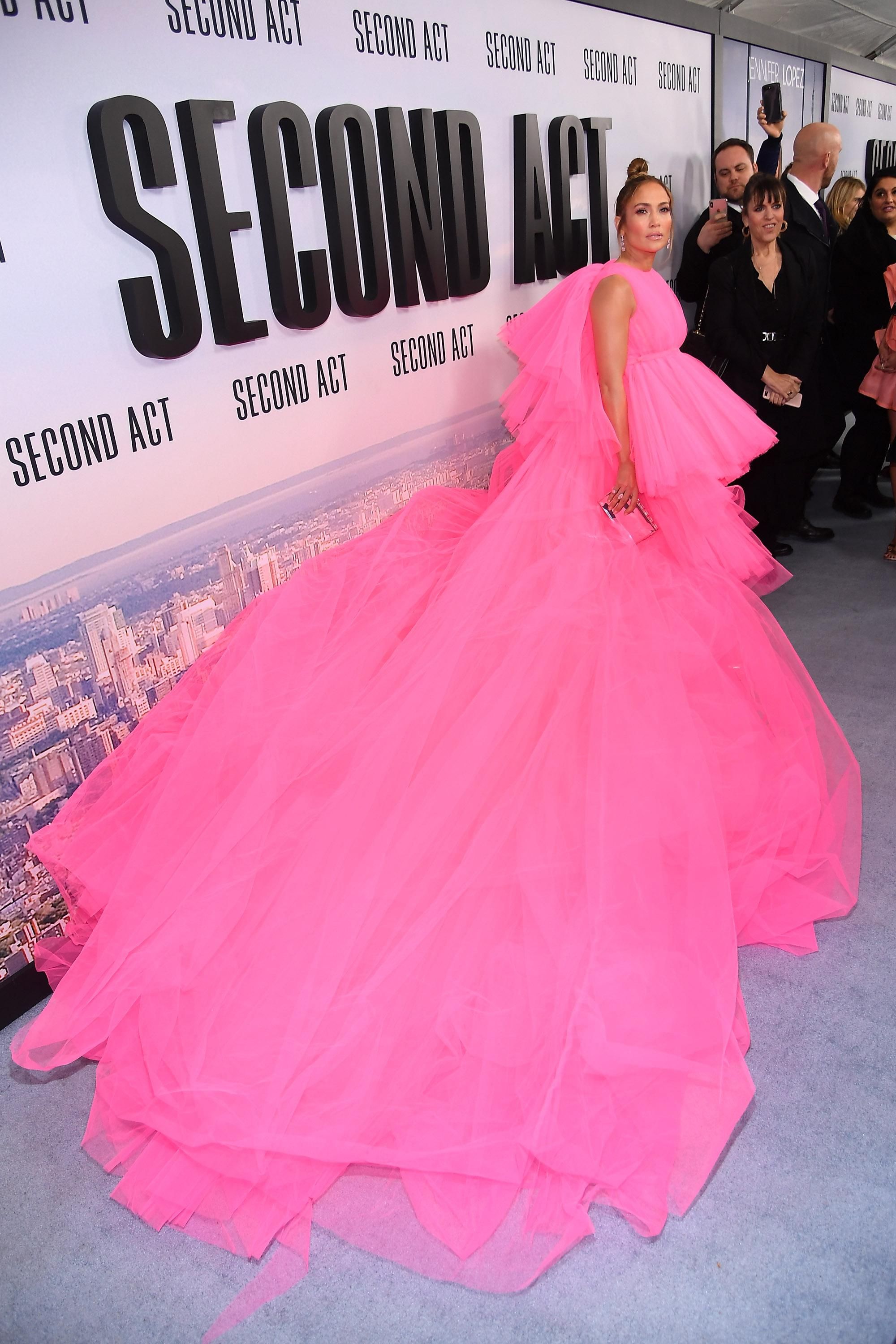 В рожевій міні-сукні з величезним шлейфом: Дженніфер Лопес показала ефектний образ