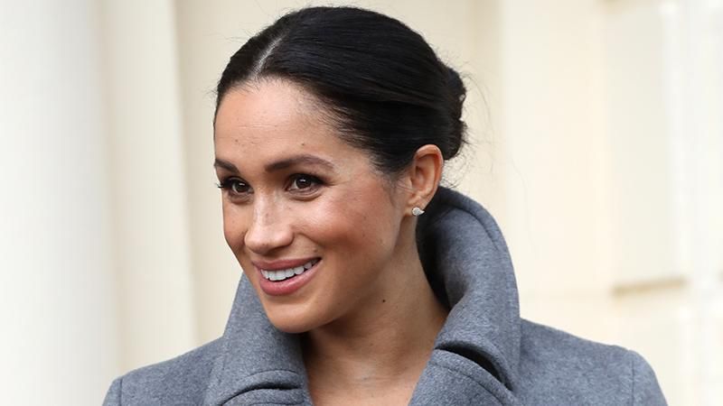 У пальто і на підборах: вагітна Меган Маркл приголомшила своїм вбранням у Лондоні У пальто і на підборах: вагітна Меган Маркл приголомшила своїм вбранням у Лондоні