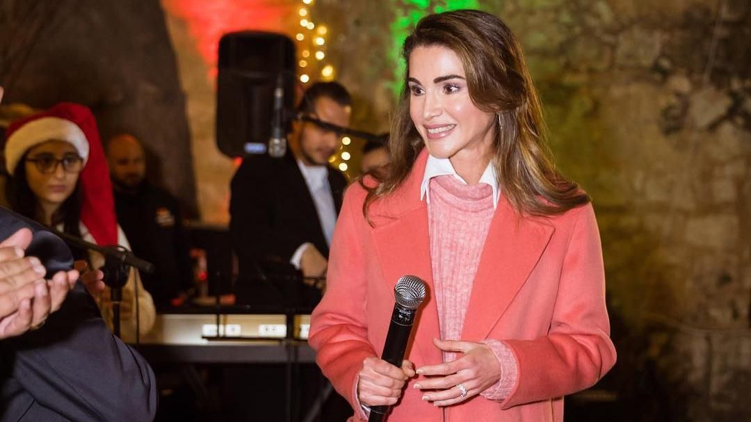 Королева Ранія демонструє, як носити головний колір 2019 року: яскраві фото Королева Ранія демонструє, як носити головний колір 2019 року: яскраві фото