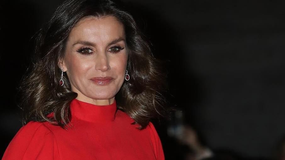 Королева Летиция в платье свекрови посетила модное мероприятие: яркое сравнение Королева Летиция в платье свекрови посетила модное мероприятие: яркое сравнение