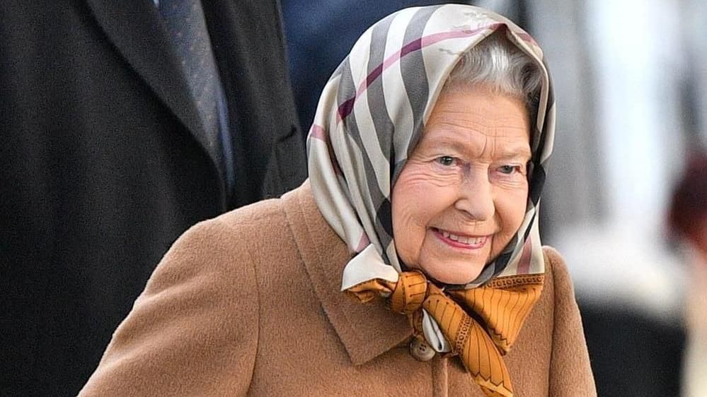 В хустці Burberry замість капелюшка: королева Єлизавета ІІ зачарувала виходом у світ В хустці Burberry замість капелюшка: королева Єлизавета ІІ зачарувала виходом у світ