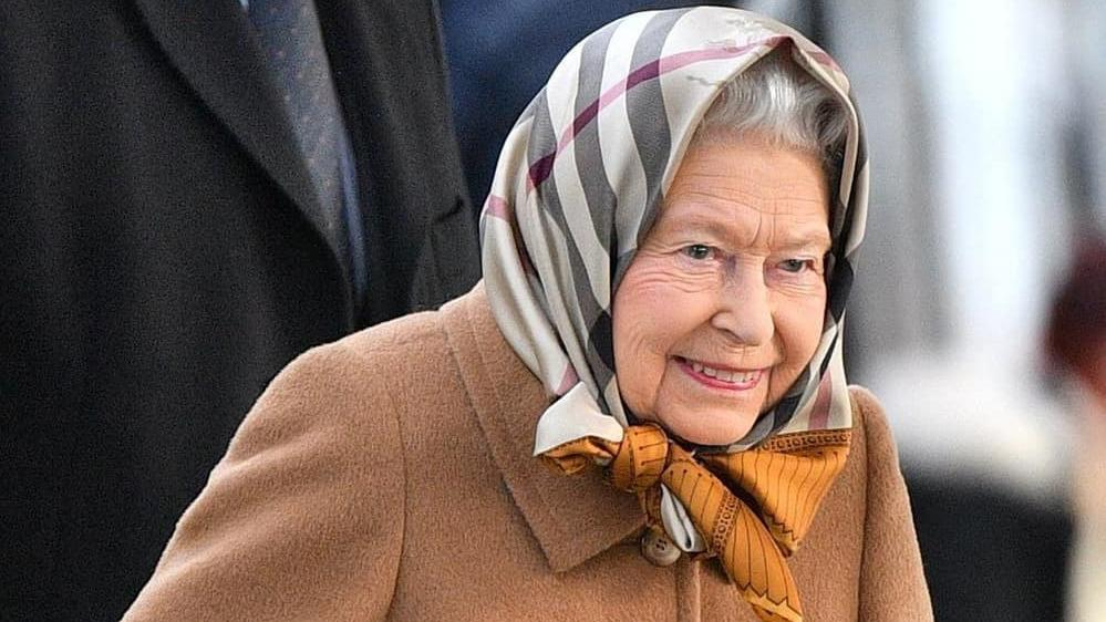 В хустці Burberry замість капелюшка: королева Єлизавета ІІ зачарувала виходом у світ В хустці Burberry замість капелюшка: королева Єлизавета ІІ зачарувала виходом у світ