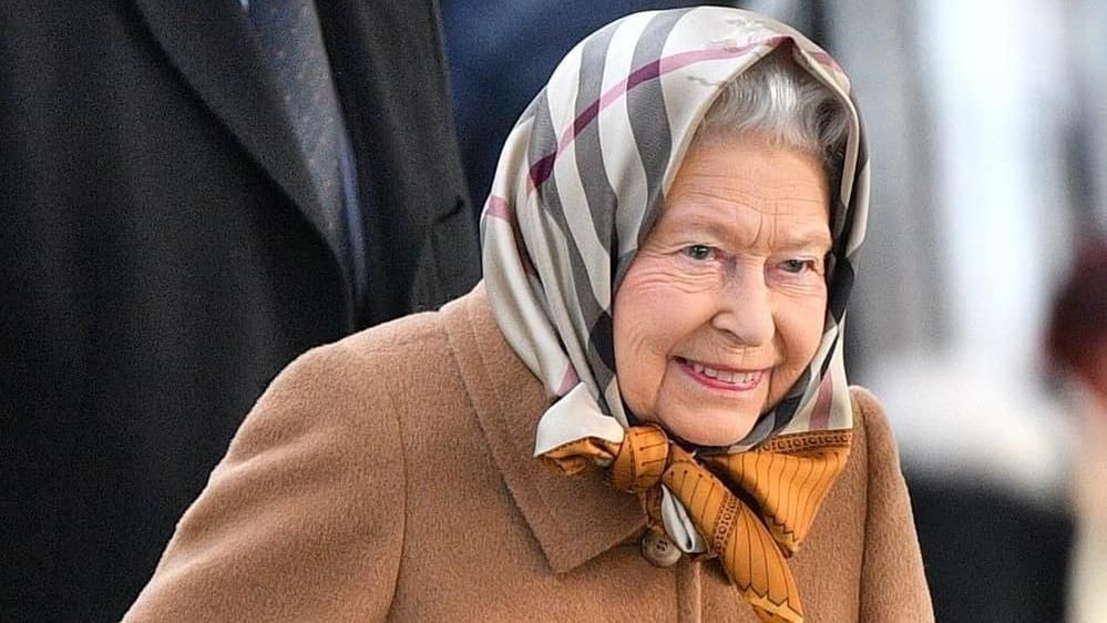 В платке Burberry вместо шляпки: королева Елизавета II очаровала выходом в свет
