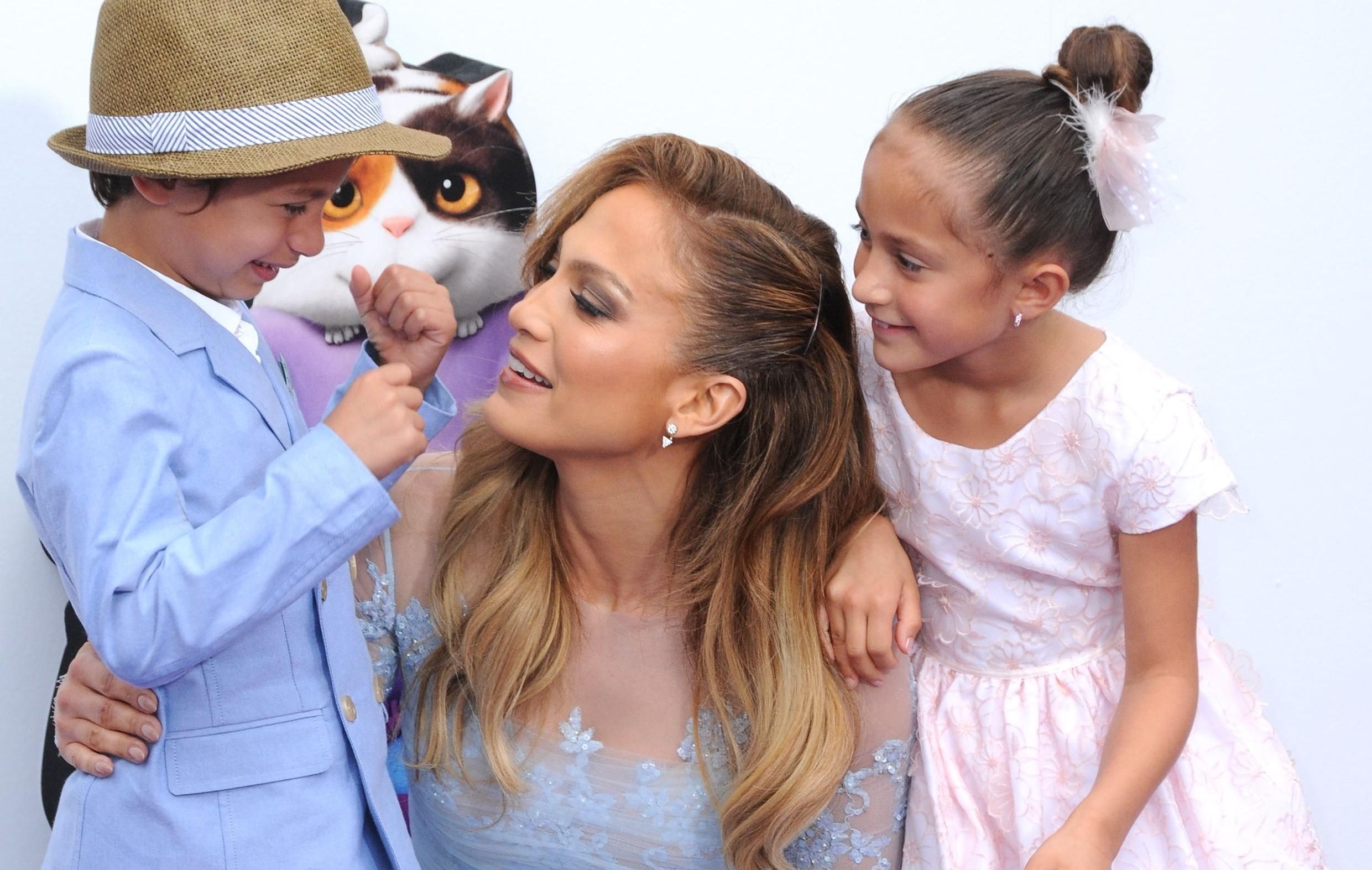 Копия мамы: Дженнифер Лопес сняла 10-летнюю дочь в новом видеоклипе Копия мамы: Дженнифер Лопес сняла 10-летнюю дочь в новом видеоклипе