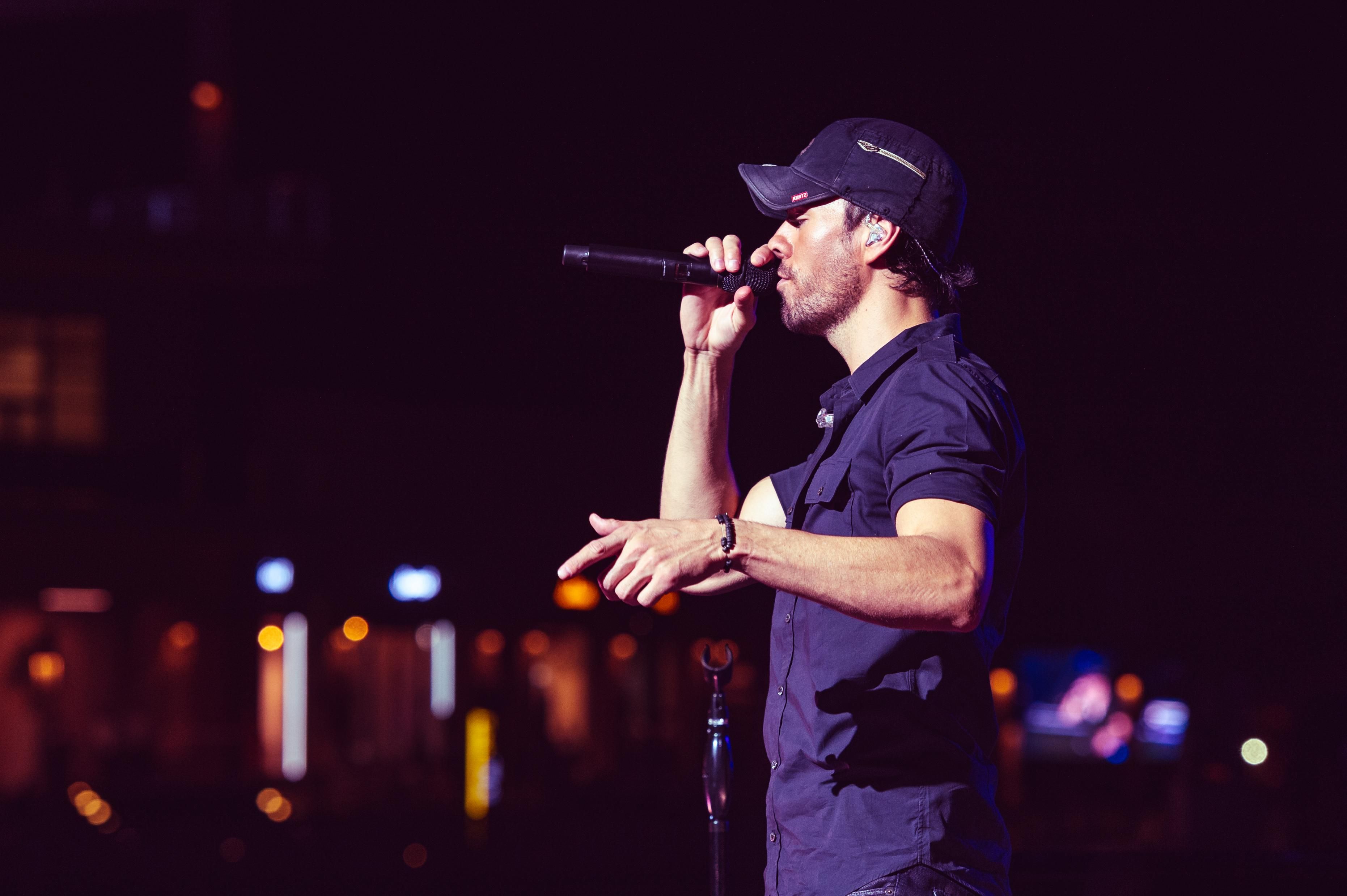 Папина радость: Энрике Иглесиас показал трогательное видео с дочкой Папина радость: Энрике Иглесиас показал трогательное видео с дочкой