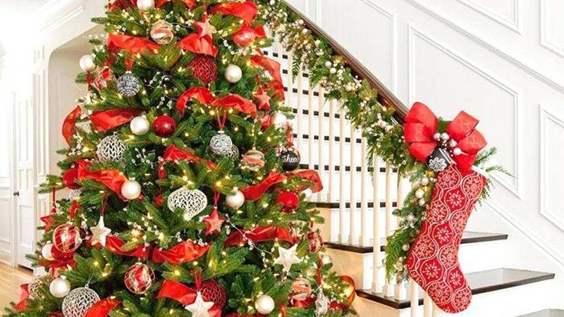 Як знаменитості прикрасили новорічні ялинки: яскрава підбірка