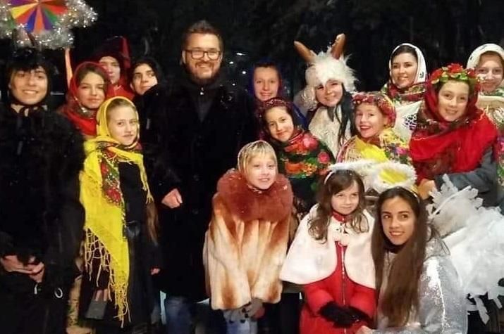 Колядує Україна: Олександр Пономарьов випустив новий різдвяний кліп