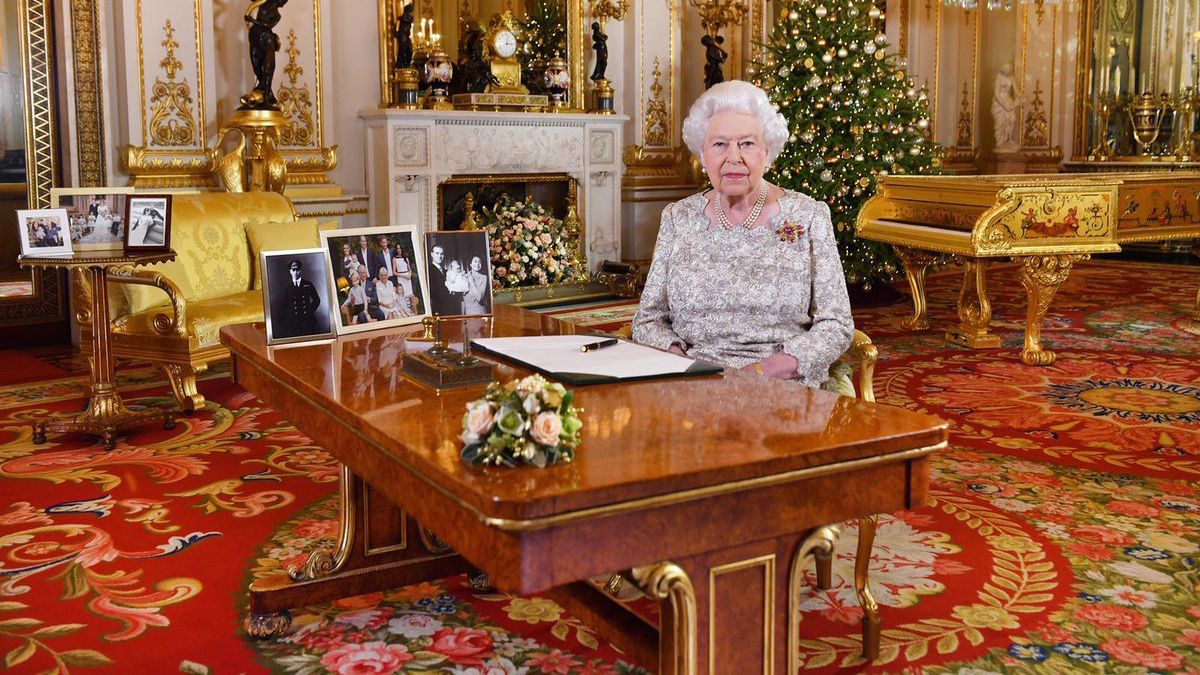 Елизавета II поздравила британцев с Рождеством: в сети появилось видео