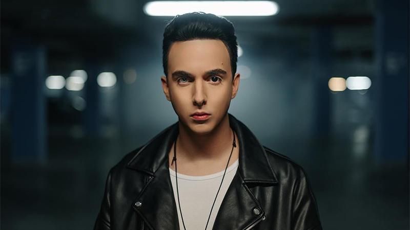 MELOVIN показал своих родителей в новогодней песне: чувственное видео MELOVIN показал своих родителей в новогодней песне: чувственное видео