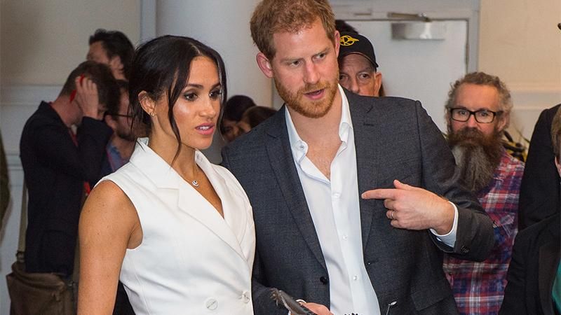 Принц Гаррі розлютив королеву через коштовний подарунок для Меган Маркл, – ЗМІ Принц Гаррі розлютив королеву через коштовний подарунок для Меган Маркл, – ЗМІ