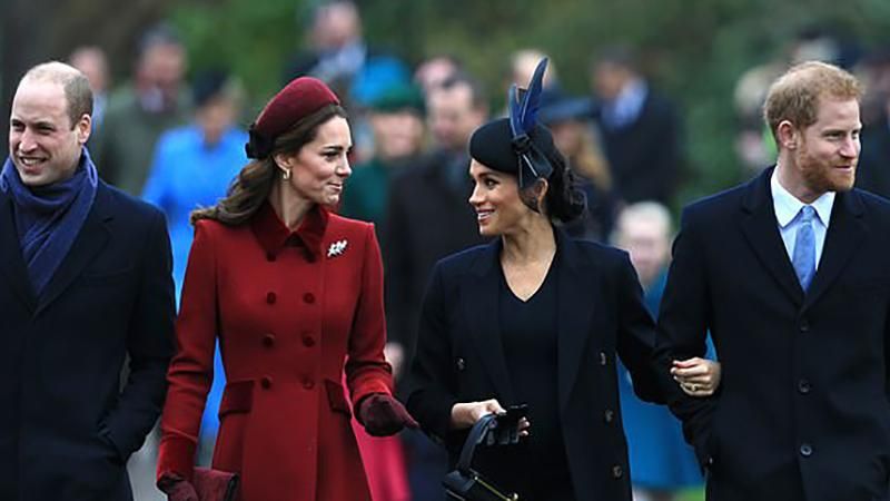 Отчужденные и скованные: о чем свидетельствуют жесты герцогов Сассекских и Кембриджских Отчужденные и скованные: о чем свидетельствуют жесты герцогов Сассекских и Кембриджских