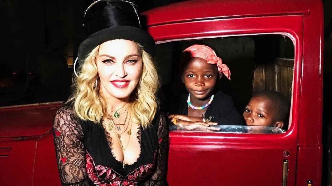 Мадонна очаровала сеть рождественским снимком со своими детьми: трогательное фото