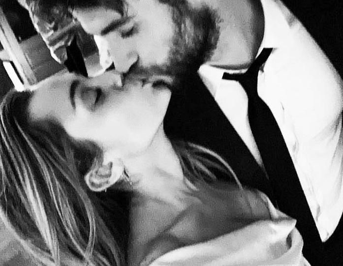 Мама Майлі Сайрус показала зворушливі фото з таємного весілля дочки Мама Майлі Сайрус показала зворушливі фото з таємного весілля дочки