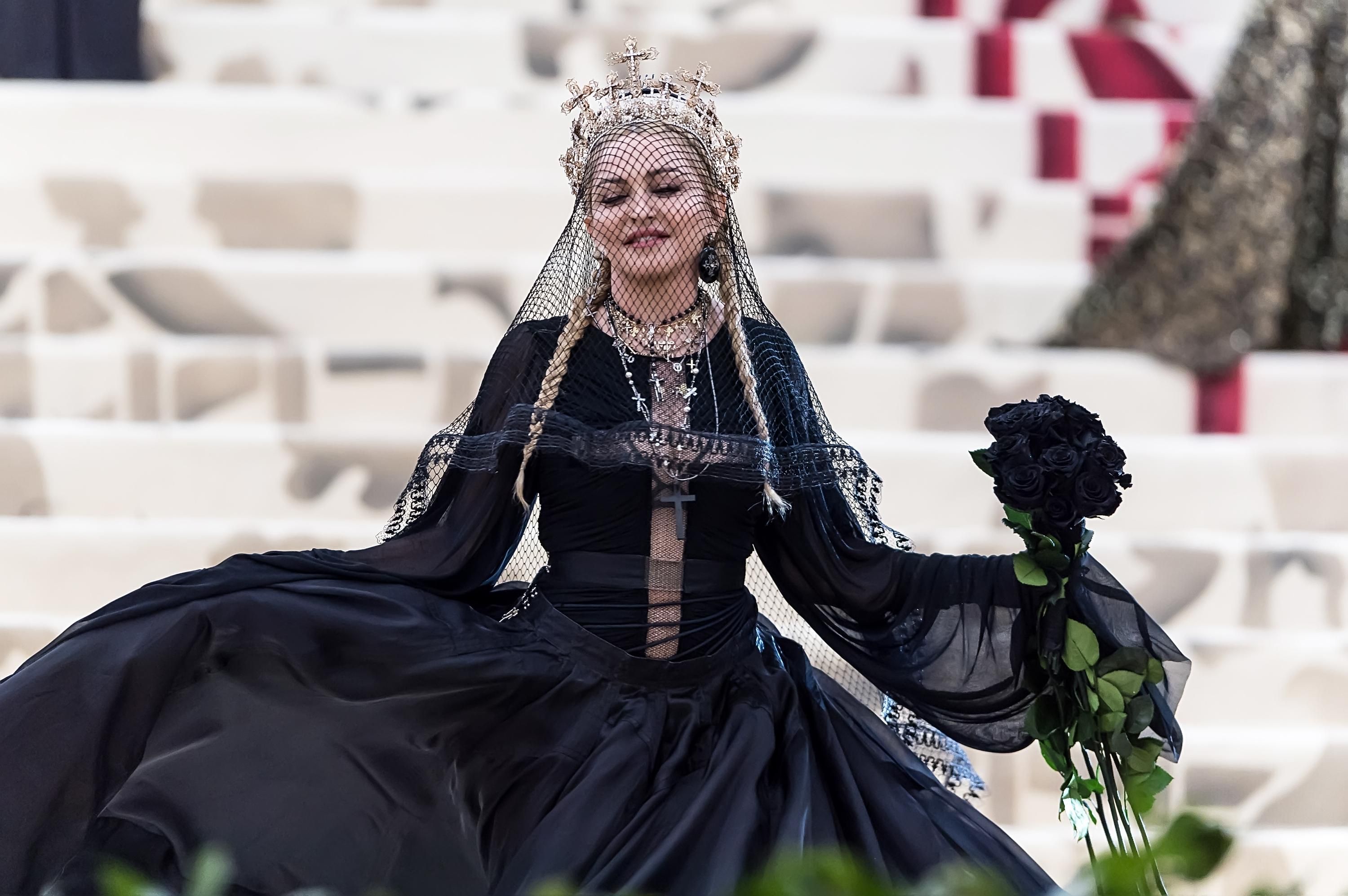 Поклонники Мадонны заподозрили ее в увеличении ягодиц: курьезные фото