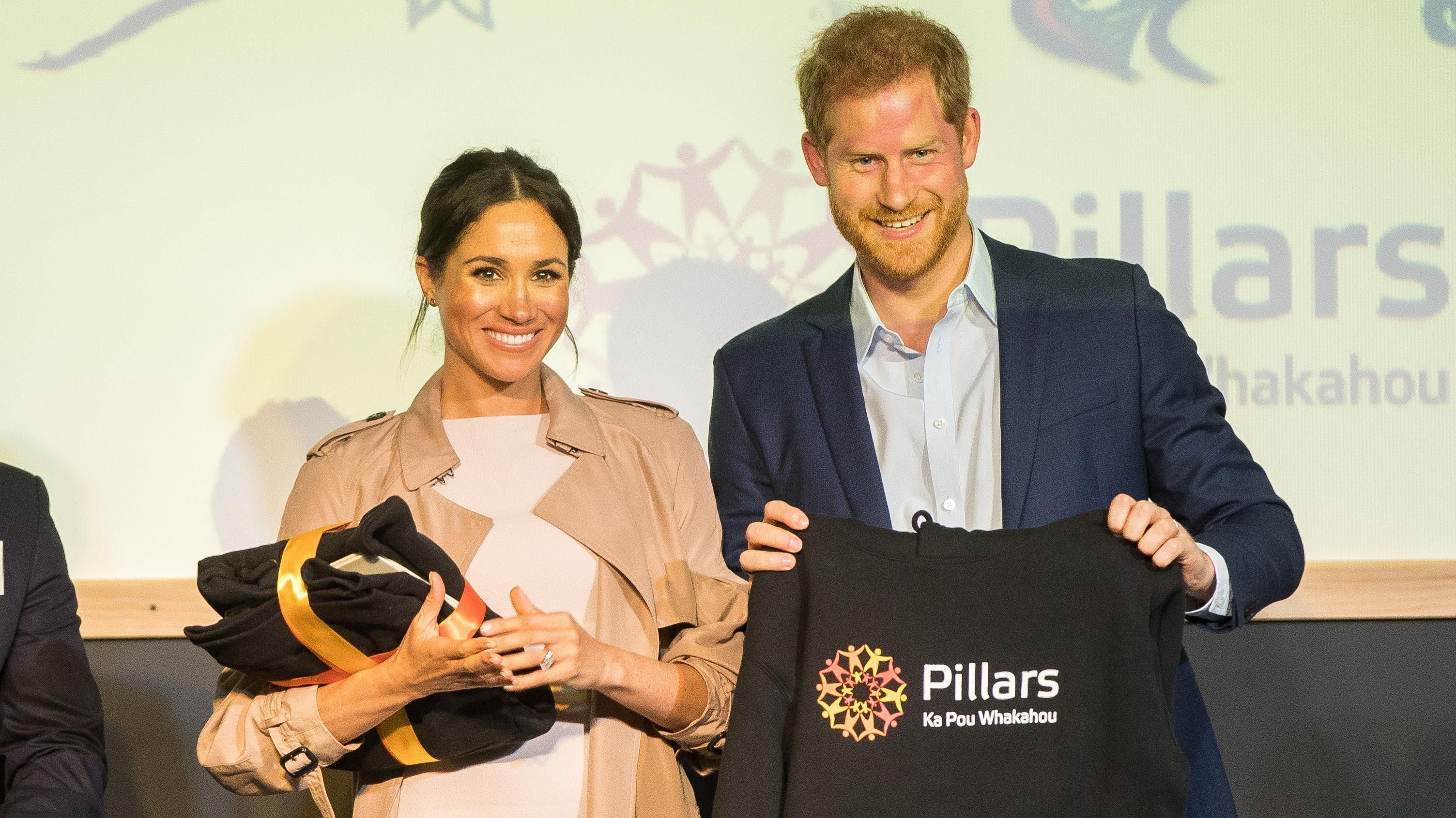 Меган Маркл позбулася старого гардеробу незвичним способом: цікаві деталі Меган Маркл позбулася старого гардеробу незвичним способом: цікаві деталі