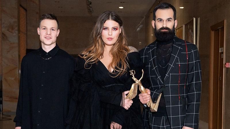 Гурт KAZKA приголомшив успіхом хіта "Плакала": неймовірні деталі Гурт KAZKA приголомшив успіхом хіта "Плакала": неймовірні деталі