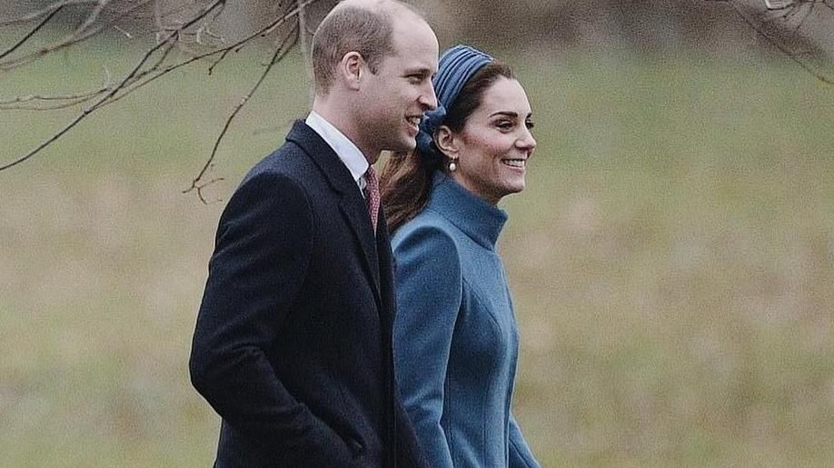 Кейт Міддлтон і принц Вільям відвідали службу в Норфолку: герцогиня одягнула улюблене пальто