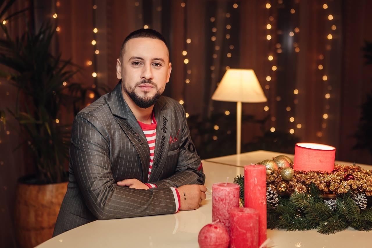 Глаза цвета "молодость": Монатик поделился чувственным фото с женой