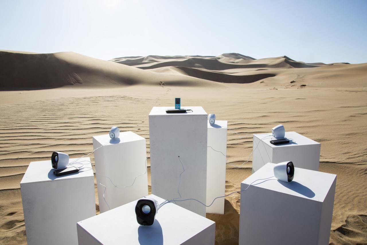 Зачем художник из Африки поставил в пустыне Намиб колонки на солнечной батарее: интересное видео