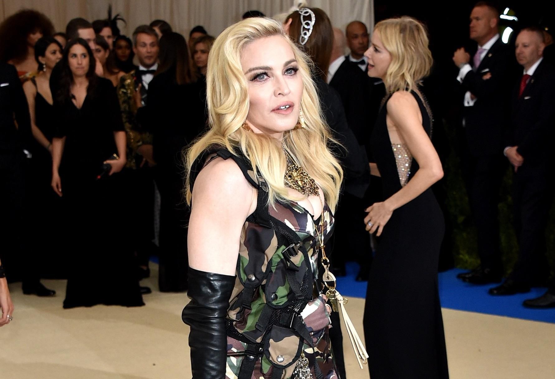 С блондинки в брюнетку: Мадонна кардинально сменила имидж