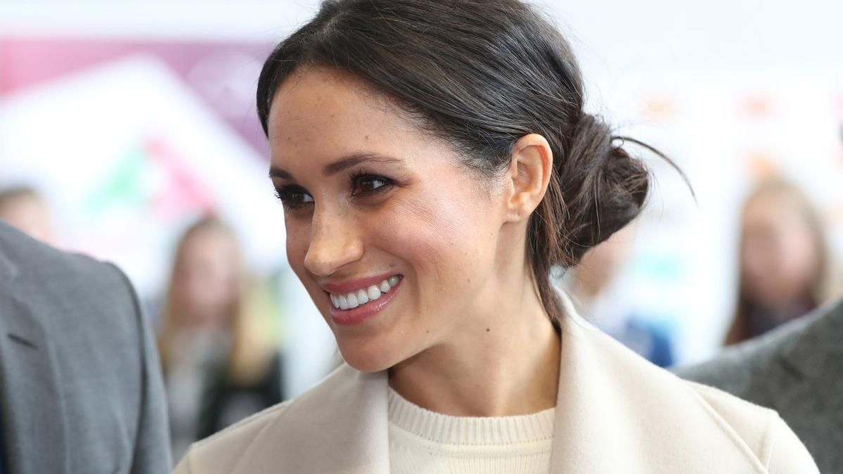 Королевский "кэжуал": Меган Маркл засветилась в рваных джинсах от H&M Королевский "кэжуал": Меган Маркл засветилась в рваных джинсах от H&M