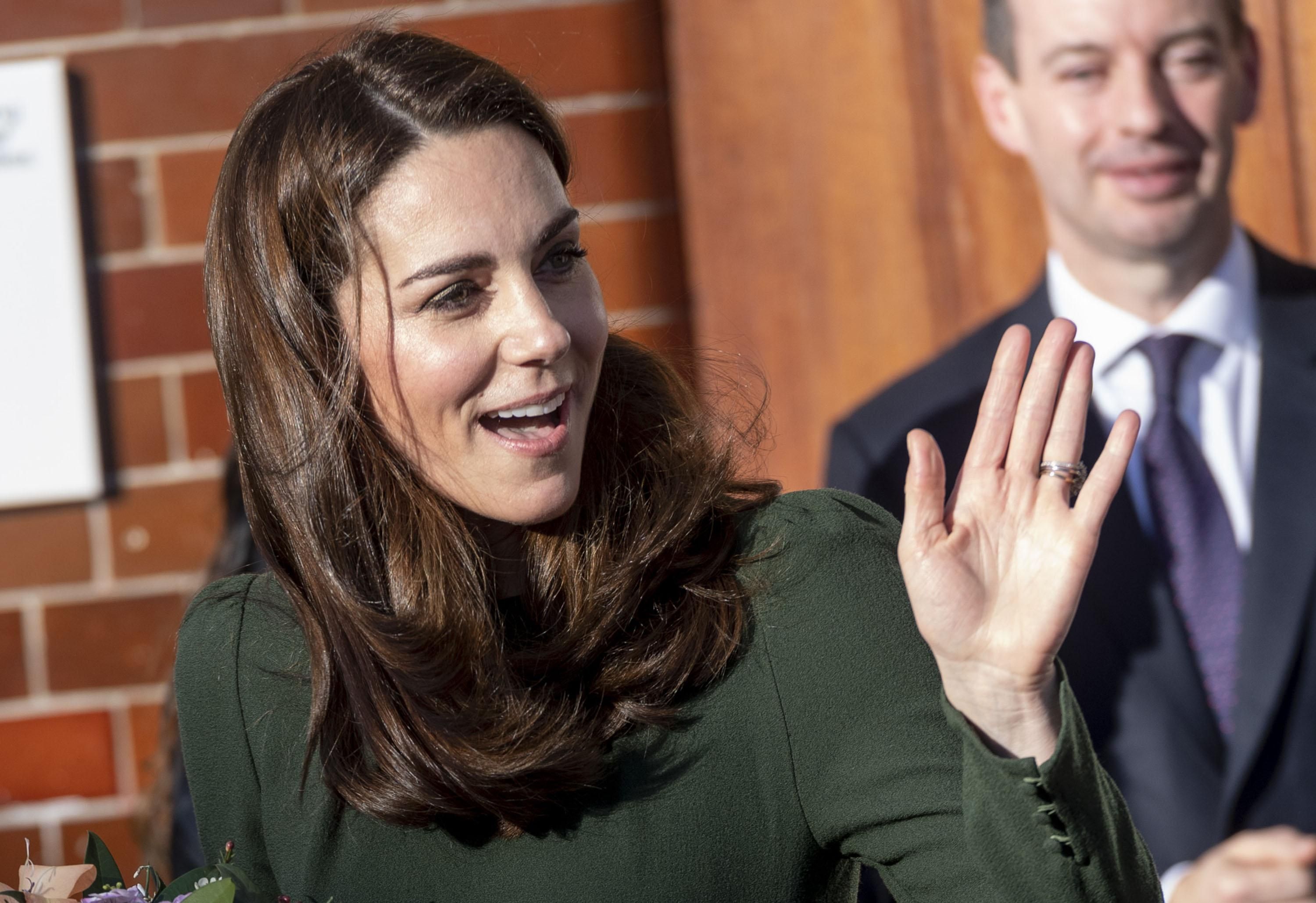 В оливковій сукні: Кейт Міддлтон приміряла вишуканий образ В оливковій сукні: Кейт Міддлтон приміряла вишуканий образ