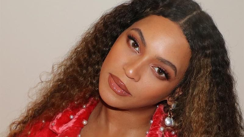 Бейонсе обнажила пышную грудь в пикантном мини-платье: фото Бейонсе обнажила пышную грудь в пикантном мини-платье: фото