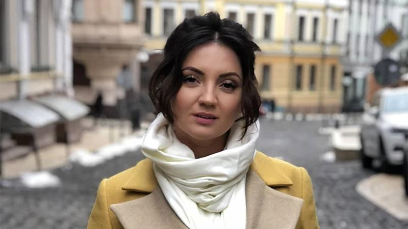 Певица Оля Цибульская навестила своего директора после жестокого избиения: фотофакт
