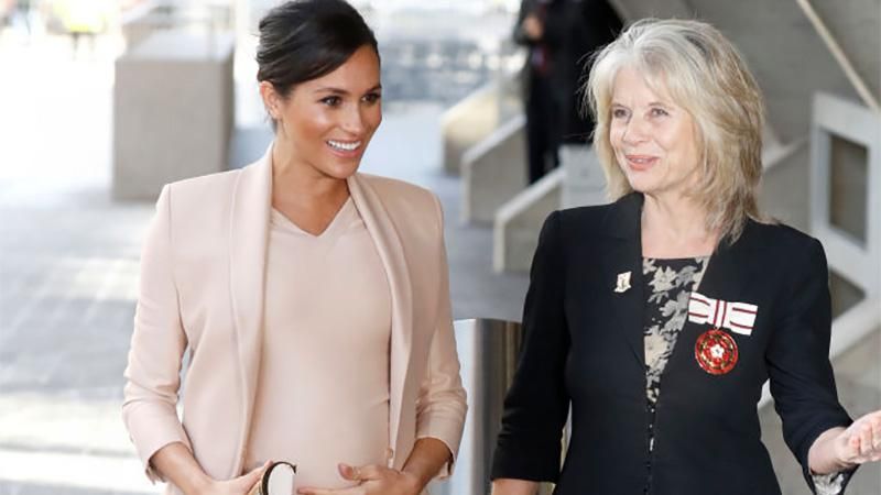 У сукні та на підборах: Меган Маркл зачарувала ніжним образом для театру У сукні та на підборах: Меган Маркл зачарувала ніжним образом для театру