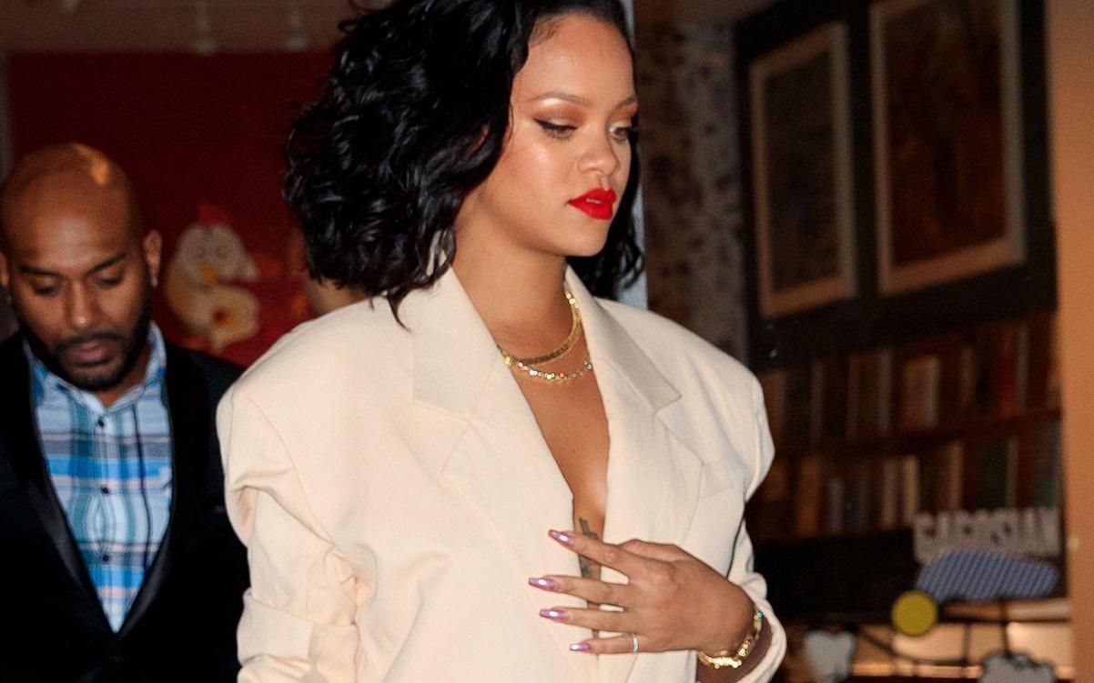 Образ дня: жакет на голе тіло у стилі Ріанни Образ дня: жакет на голе тіло у стилі Ріанни