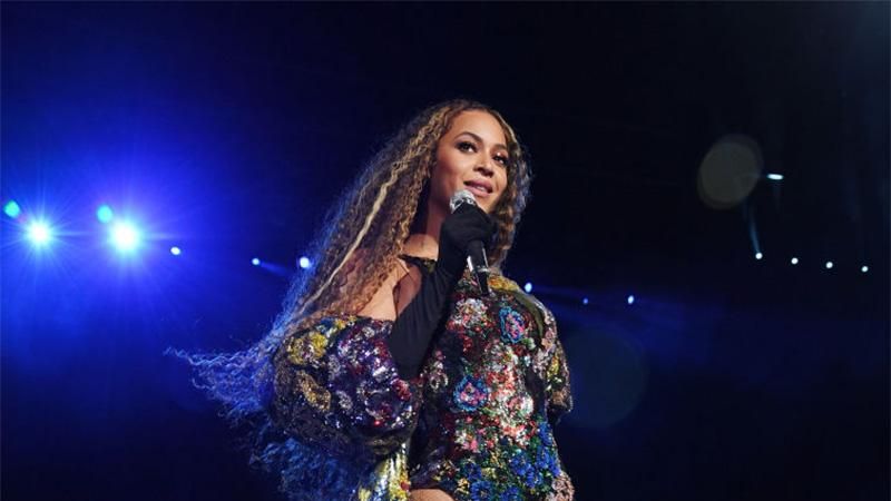 Бейонсе приголомшила мережу яскравим вбранням з чоловічої колекції: фотофакт Бейонсе приголомшила мережу яскравим вбранням з чоловічої колекції: фотофакт