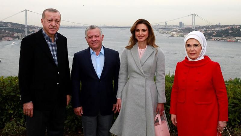 Королева Йорданії приголомшила стильним вбранням у Туреччині: ефектні фото 