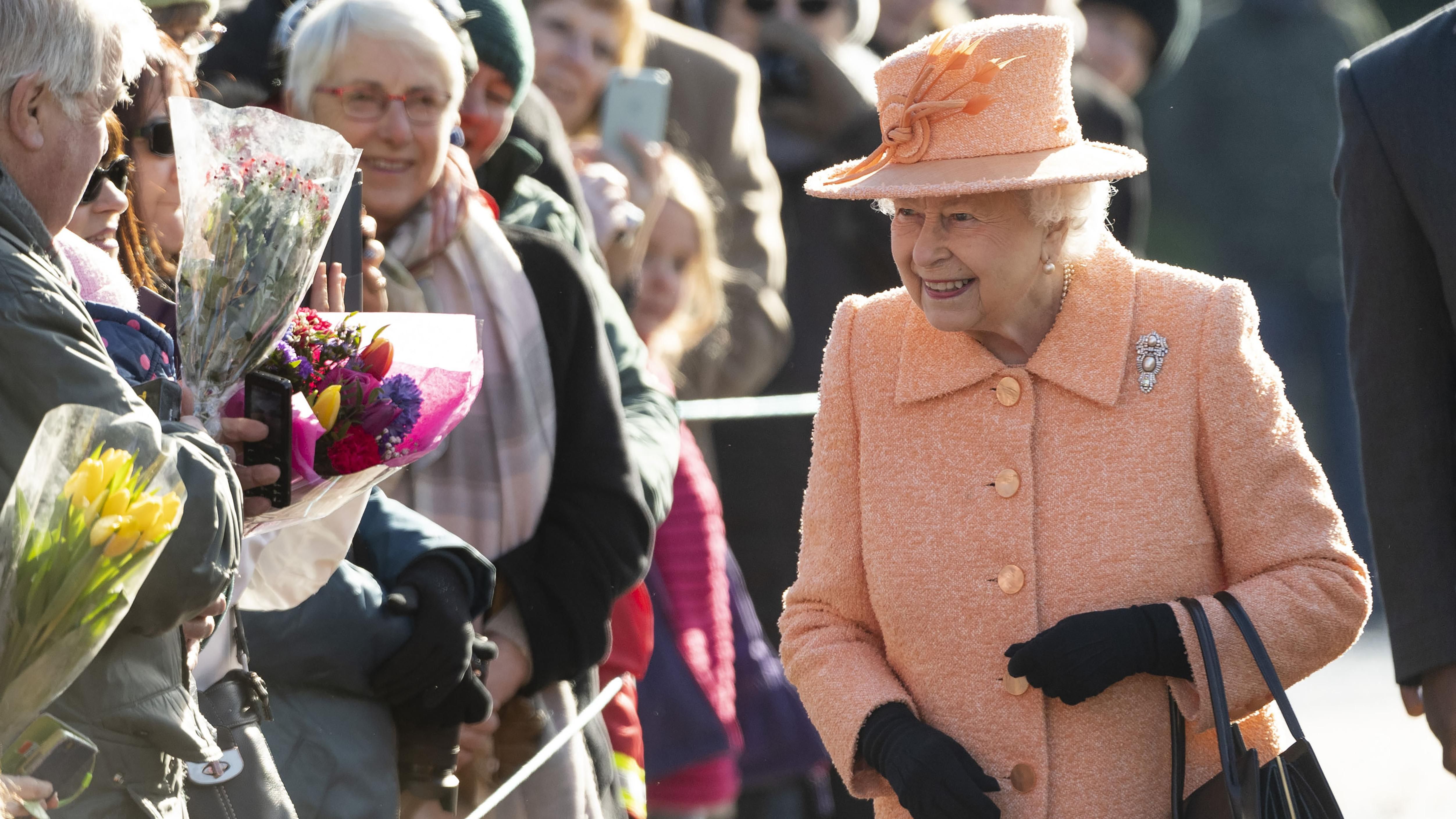 Єлизавета II з'явилась в найактуальнішому кольорі року на публіці: чарівні фото