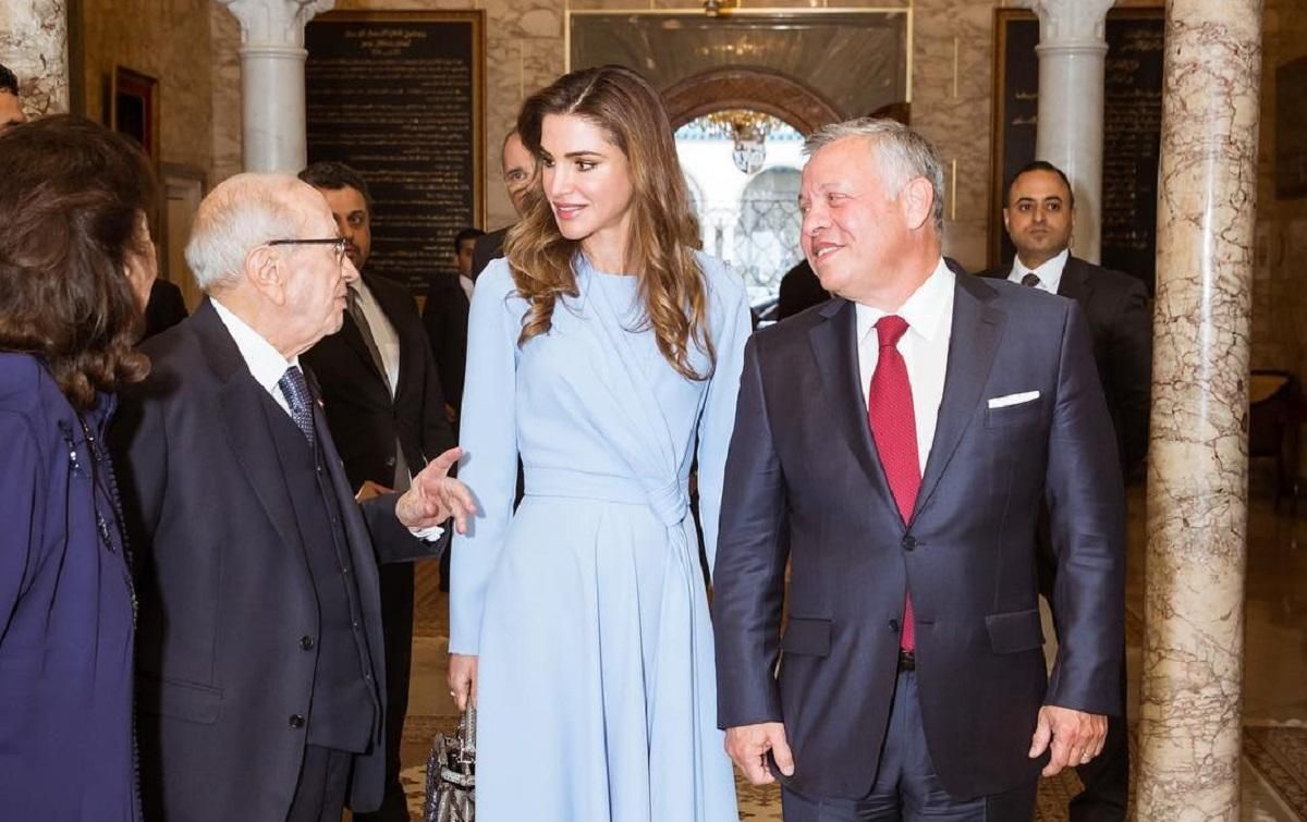 В платье небесного цвета: королева Иордании поразила стильным выходом В платье небесного цвета: королева Иордании поразила стильным выходом