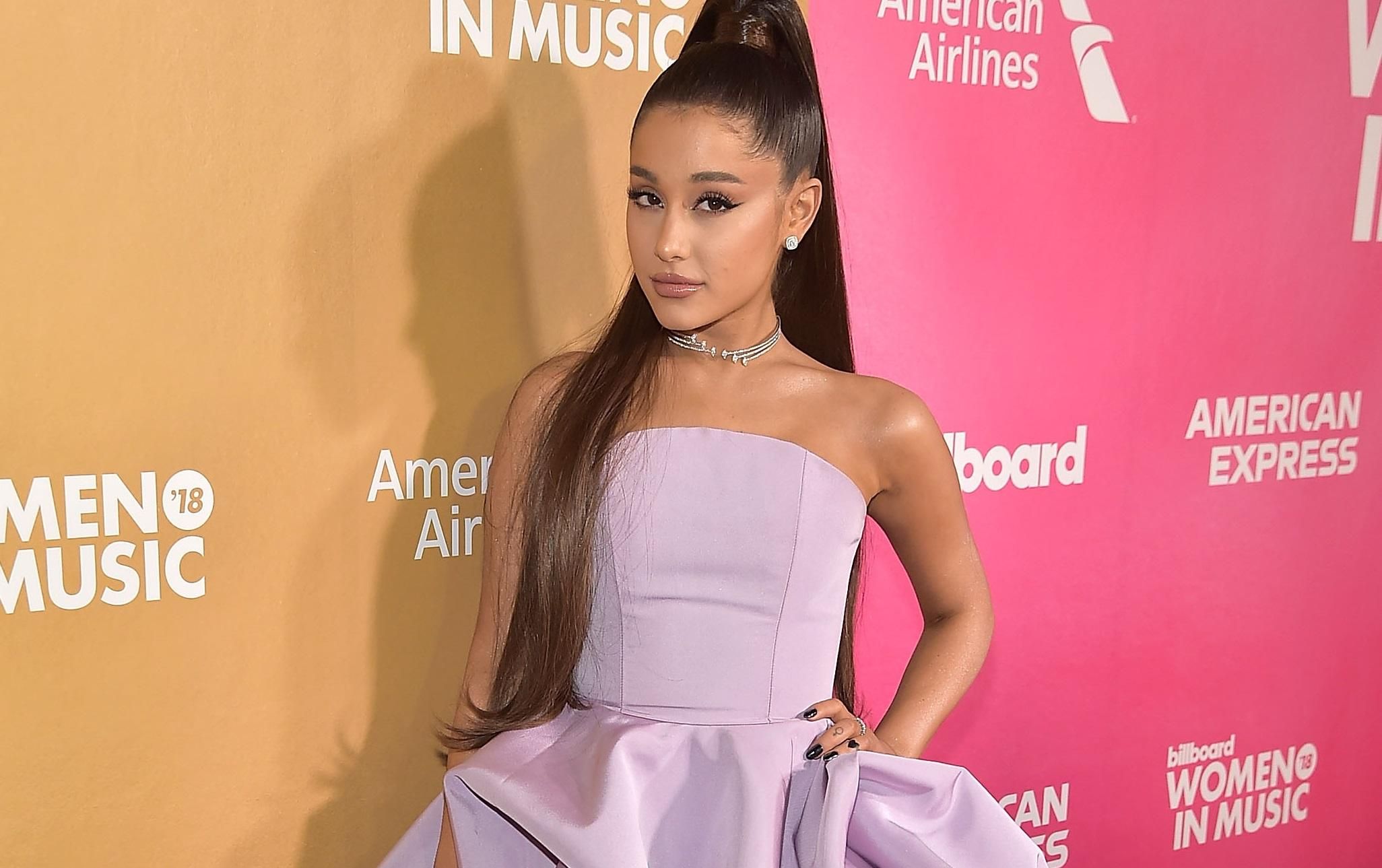 Аріана Гранде спокушає чужого чоловіка у провокаційному відео Break Up With Your Girlfriend Аріана Гранде спокушає чужого чоловіка у провокаційному відео Break Up With Your Girlfriend