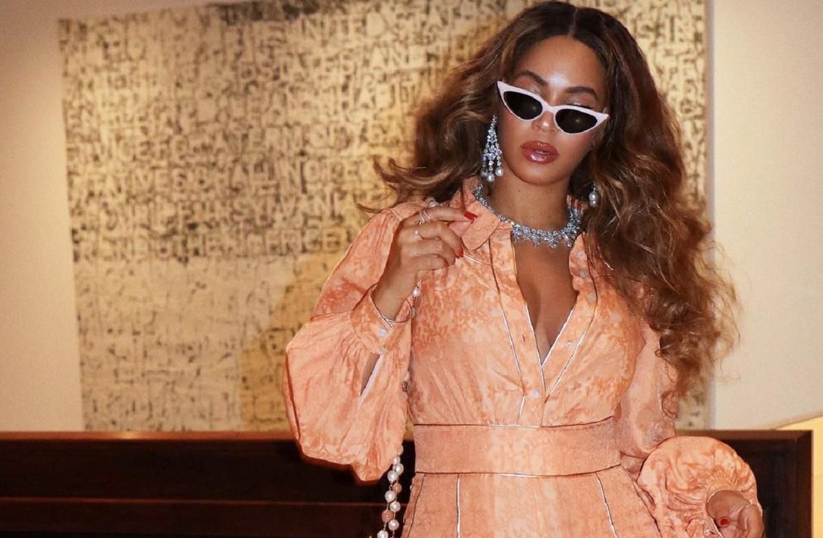 Как носить одежду персикового цвета: пример Бейонсе Как носить одежду персикового цвета: пример Бейонсе