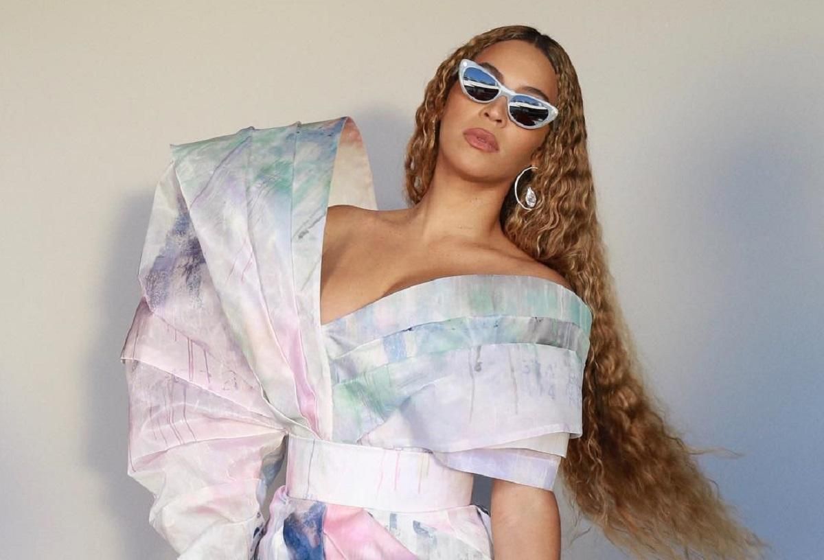 Космическая женщина: Бейонсе удивила необычным платьем – фото Космическая женщина: Бейонсе удивила необычным платьем – фото