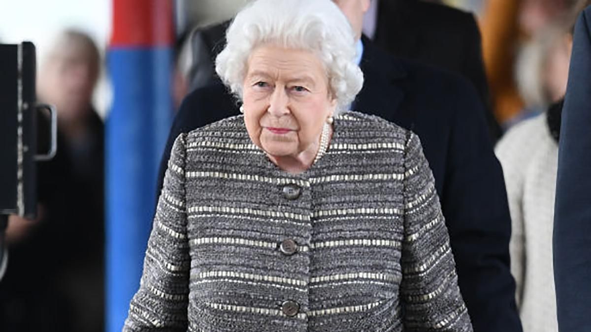 Каникулы закончились: королева Елизавета II засветила стильное твидовое пальто дорогой в Лондон